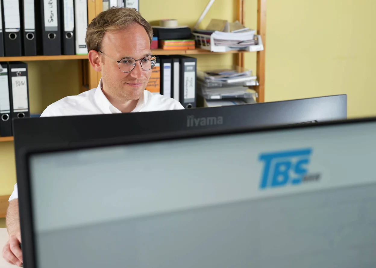 Berater Hannes Pankratz sitzt vor dem Rechner im Düsseldorfer Büro